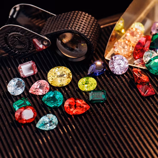 실험실에서 자란 루비, 사파이어, 알렉산드라이트, 에메랄드, 파라이바, 파파라차.  다양한 크기와 모양으로 제공되는 실험실에서 자란 보석